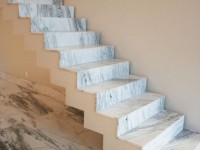 100 - Piso Paginado e Escada com acabamento em Meia Esquadria em Mármore Branco Carrarinha